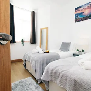 Perfectly Located Centre Apartment, Free Parking, Cable Tv And Wi-fi United Kingdom